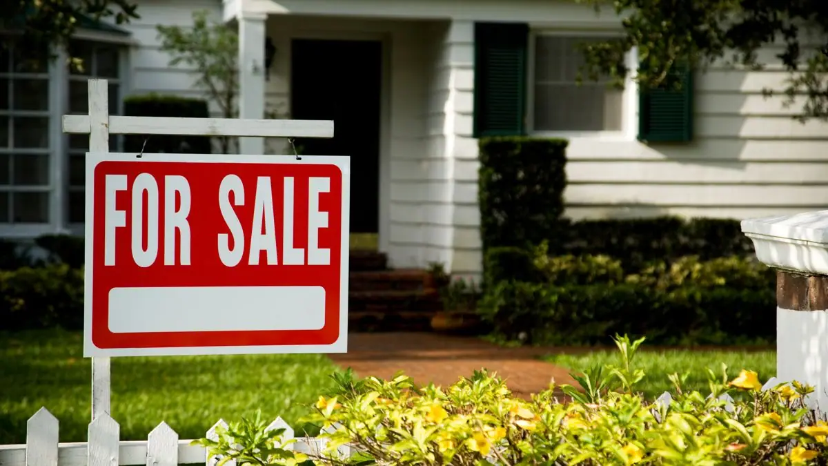 How to Declutter When Preparing to Sell a House